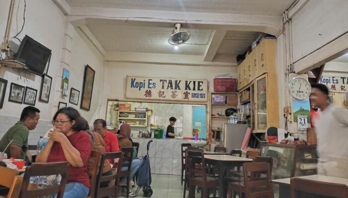 **Menikmati ‘Kesederhanaan’ Segelas Kopi Es Tak Kie, Warisan Glodok 1927**
