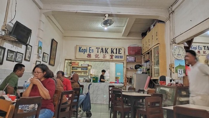 **Menikmati 'Kesederhanaan' Segelas Kopi Es Tak Kie, Warisan Glodok 1927**