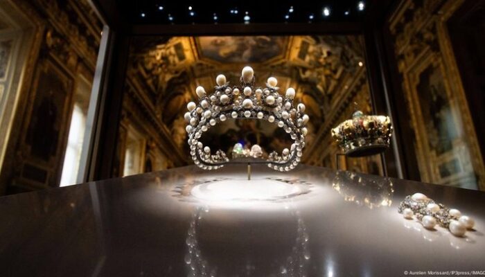 **Hati-hati! Perhiasan Louvre Palsu dengan Harga Rp 2,2 Miliar Dijual Online**