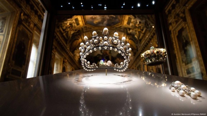 **Hati-hati! Perhiasan Louvre Palsu dengan Harga Rp 2,2 Miliar Dijual Online**