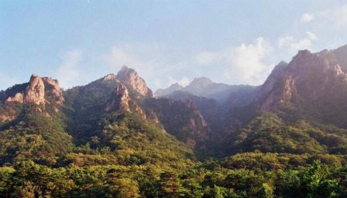 **Puncak Terlarang Gunung Seoraksan di Korsel: Keindahan Eksotis yang Menantang**