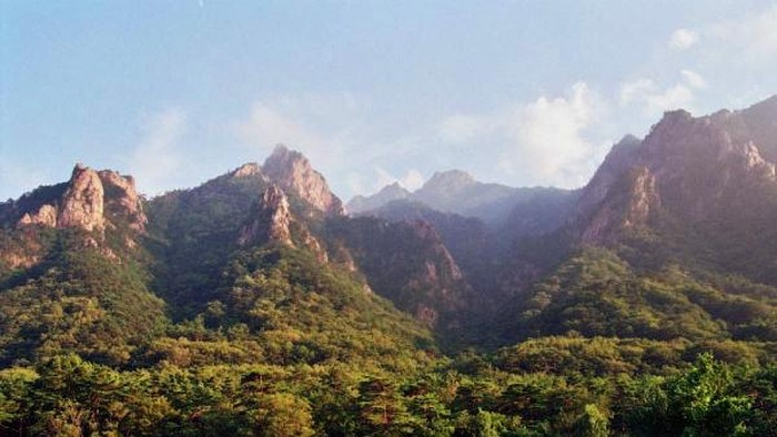 **Puncak Terlarang Gunung Seoraksan di Korsel: Keindahan Eksotis yang Menantang**