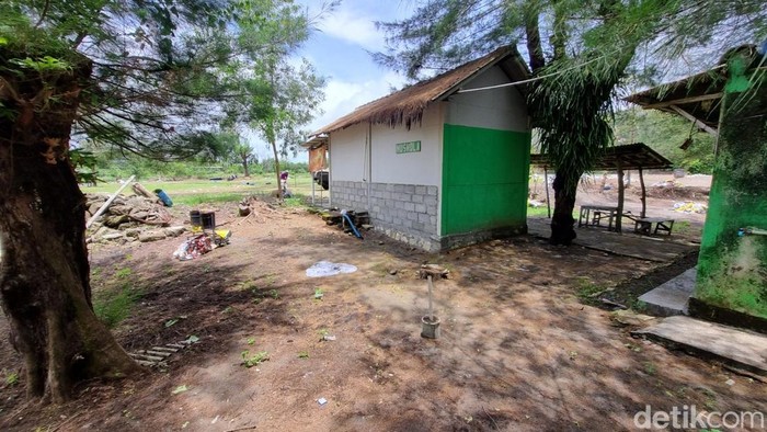 Malam Terbakar: Kisah Menjelma dari Lampu Lentera di Negeri Seribu Kebun