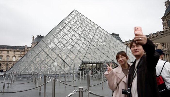 **Tebak-tebakan Sosok Pria Necis yang Bikin Salfok di Perampokan Museum Louvre**