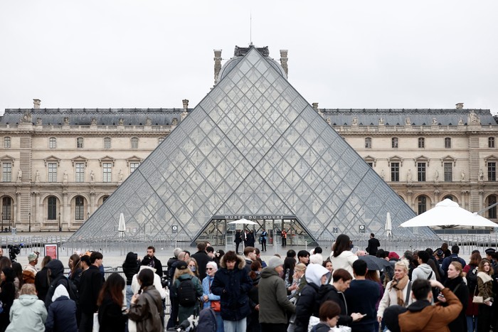**Museum Louvre Dikukuhkan dengan Perangkat Keamanan Canggih, Apa yang Harus Anda Tahu?**