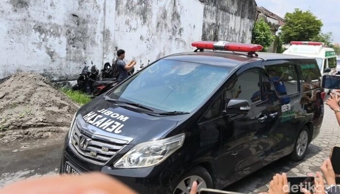 “Raja Solo Wafat, Diantar ke Keraton dengan Ambulans Toyota Alphard: Kisah Akhir yang Mewah”