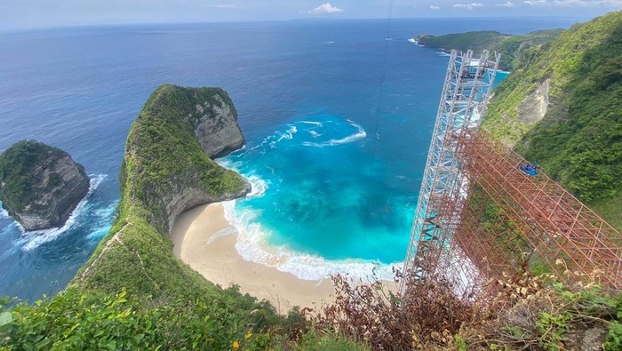 **Proyek Lift Kaca di Pantai Kelingking, Nusa Penida, Ditangguhkan Sementara**