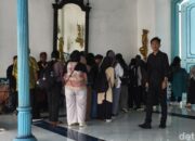 Pesona Keraton Solo: Ratusan Pelayat Berjejer dalam Penghormatan PB XIII