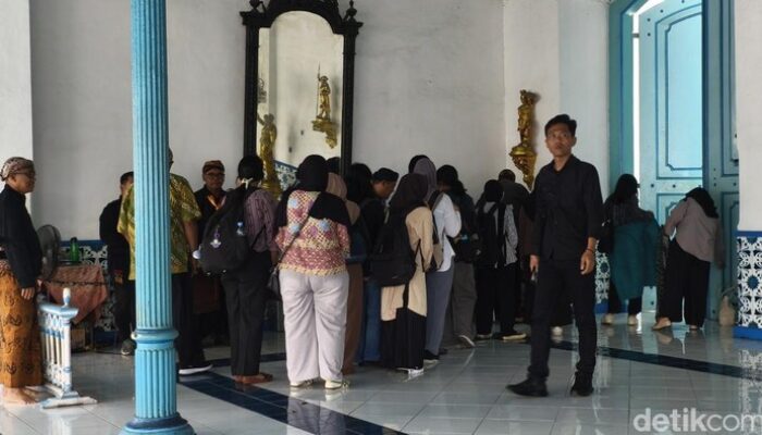 Pesona Keraton Solo: Ratusan Pelayat Berjejer dalam Penghormatan PB XIII