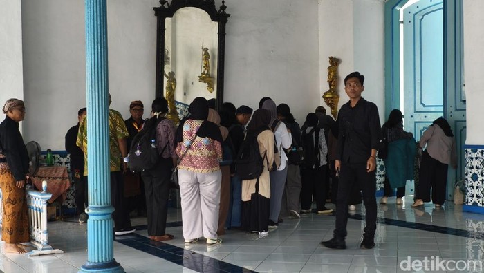 Pesona Keraton Solo: Ratusan Pelayat Berjejer dalam Penghormatan PB XIII