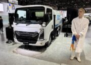 “Revolution in Trash: Meet the Electric Isuzu ELF as Your New Waste Hero!”