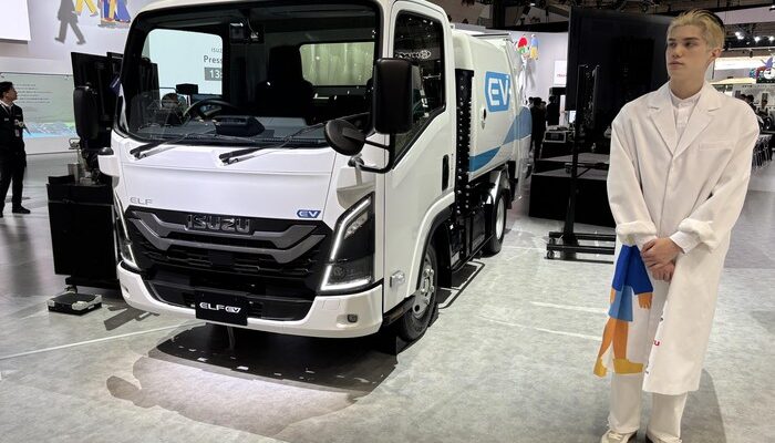 “Revolution in Trash: Meet the Electric Isuzu ELF as Your New Waste Hero!”