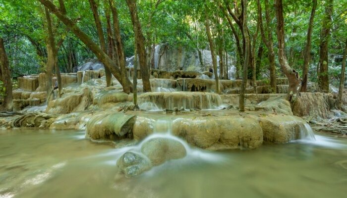 “Terlalu, Pasangan Turis Bercumbu di Air Terjun Thailand, Tak Peduli Jadi Tontonan”