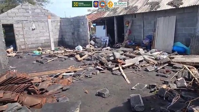 **Pantai Trisik, Destinasi yang Terkena Abrasi Parah - 3 Warung dan 1 Rumah Rusak!**