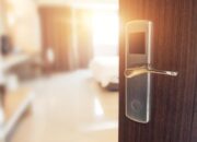 **Kucingnya Ditolak Ikut Staycation, Turis Bikin Rusuh-Ancam Tembak Staf Hotel di Phuket**