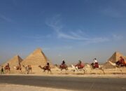 **3 Pria Asal Spanyol dengan Aksi Unik di Piramida Giza: Kenang-kenangan Eksotis yang Jadi Perbincangan**