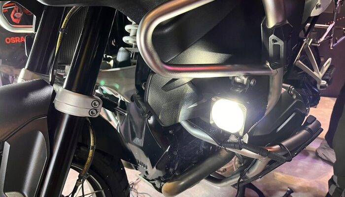 **Tangani Lubang Jalanan dengan Lampu Tembak Osram & Duromoto, Solusi Touring Malam**