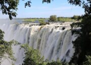 **Turis Swiss Dengan Pose seksi di Air Terjun Victoria, Ditambah Pesona Lokal Zambian**