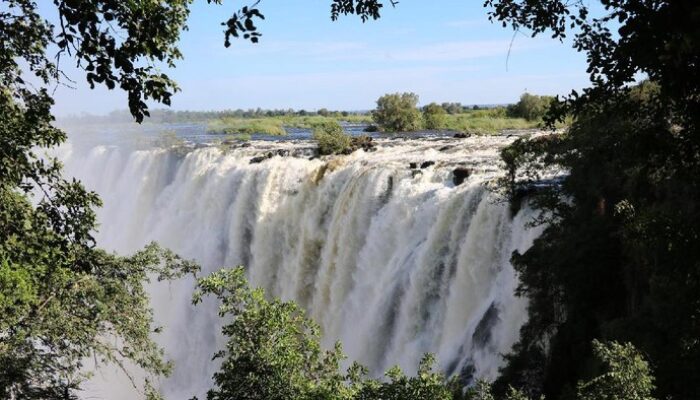 **Turis Swiss Dengan Pose seksi di Air Terjun Victoria, Ditambah Pesona Lokal Zambian**