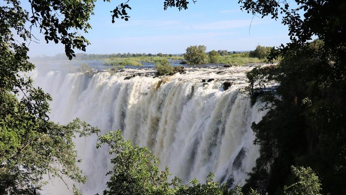 **Turis Swiss Dengan Pose seksi di Air Terjun Victoria, Ditambah Pesona Lokal Zambian**