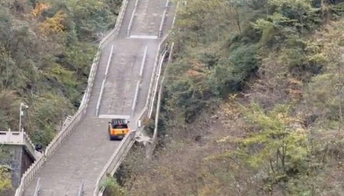 **Chery Fulwin X3L vs Range Rover Sport: Performa di 999 Anak Tangga China**