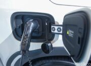 1. “Generasi Tua Menolak Mobil Listrik: Kenapa Mereka Tidak Mau Beralih?”