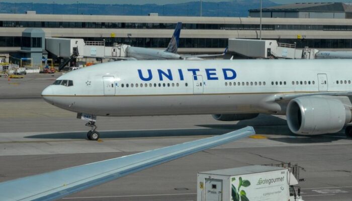 Pesawat Mendarat Darurat karena Penumpang Klaim Temukan Bom di Koper Istrinya!