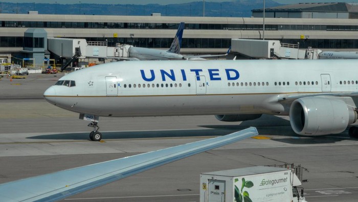 Pesawat Mendarat Darurat karena Penumpang Klaim Temukan Bom di Koper Istrinya!