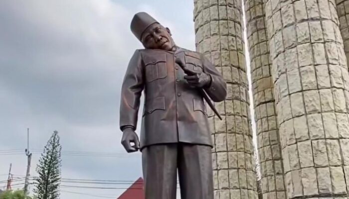 Menjelajahi Misteri Patung Soekarno di Indramayu: Kepala Miring yang Viral