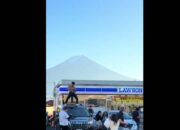 **Menari di Atap Mobil di Depan Gunung Fuji: Kontroversi Youtuber Thailand**