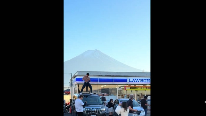 **Menari di Atap Mobil di Depan Gunung Fuji: Kontroversi Youtuber Thailand**