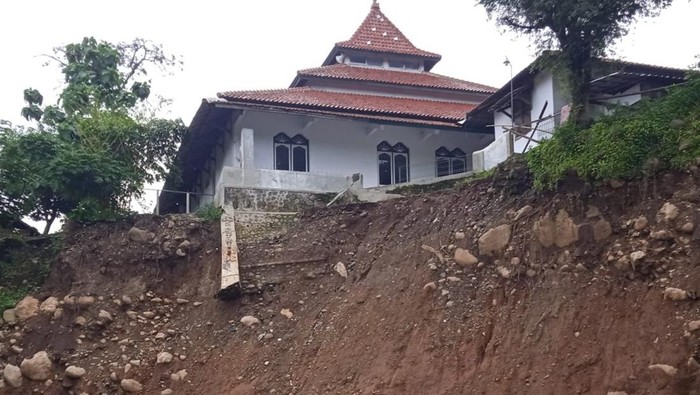 Masjid Bersejarah di Cirebon Terancam Ganasnya Abrasi Sungai - Update 1