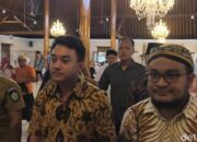 Saat 2 Pemimpin Tradisi Solo Bersama di Masjid, Kenapa Tak Berinteraksi?