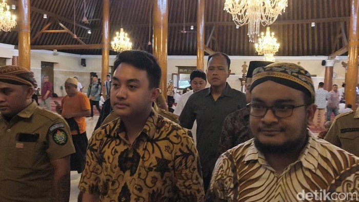 Saat 2 Pemimpin Tradisi Solo Bersama di Masjid, Kenapa Tak Berinteraksi?