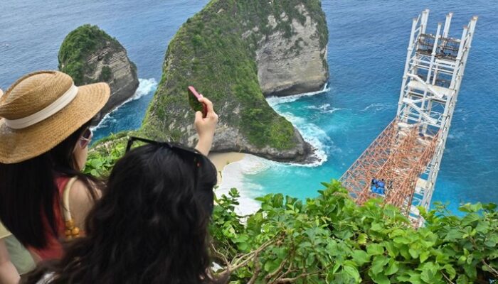 “Terlalu Berisiko, Lift Kaca 182 Meter di Pantai T-Rex Dibongkar!”