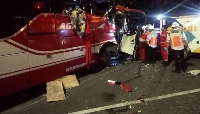 **Detik-detik Mengerikan Kecelakaan Bus di Tol Cipali: Penyebab Kelelahan Sopir dan Analisis Teknis**