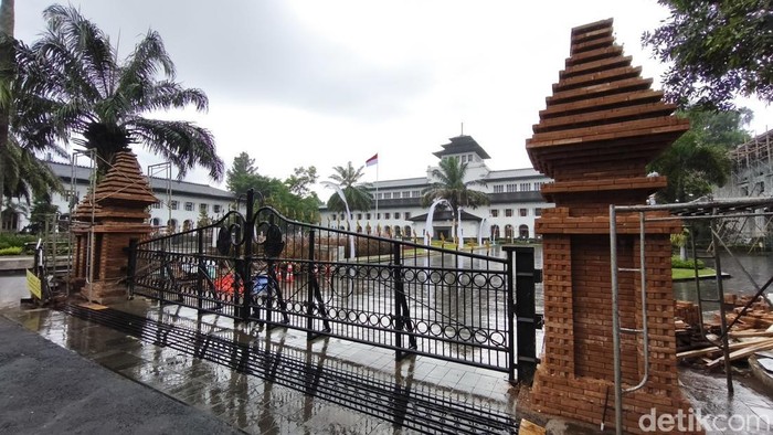 **Gerbang 'Candi Bentar' di Gedung Sate: Pesona Arsitektur yang Wajib Dikunjungi**