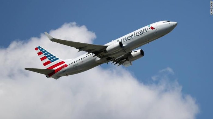 Pesawat American Airlines Mendarat Darurat gegara Bau Misterius - Update 1