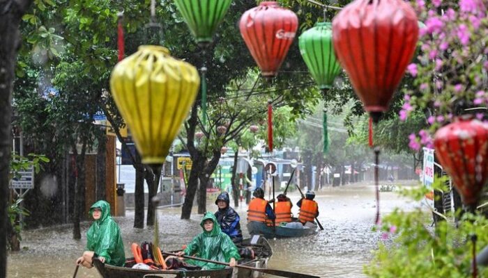 Banjir Vietnam Mencekam: Turis Terjebak di Kereta selama 3 Hari!