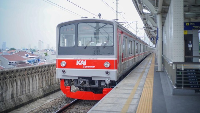 Viral! Tumbler Penumpang Raib di KRL, KAI Jelaskan Peristiwa Mengerikan Ini