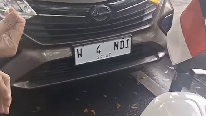Nopol Nyeleneh Viral! W4NDI di Depan, T1ARA di Belakang: Fenomena Unik di Dunia Otomotif