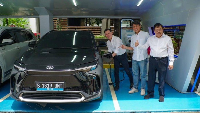 Pertama di Bandung, Toyota Hadirkan Tempat Ngecas Mobil Listrik Gratis! - Update 1