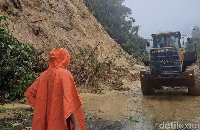 **Petualangan di Lembah Anai: Banjir, Longsor, dan Keindahan Alam yang Menawan**