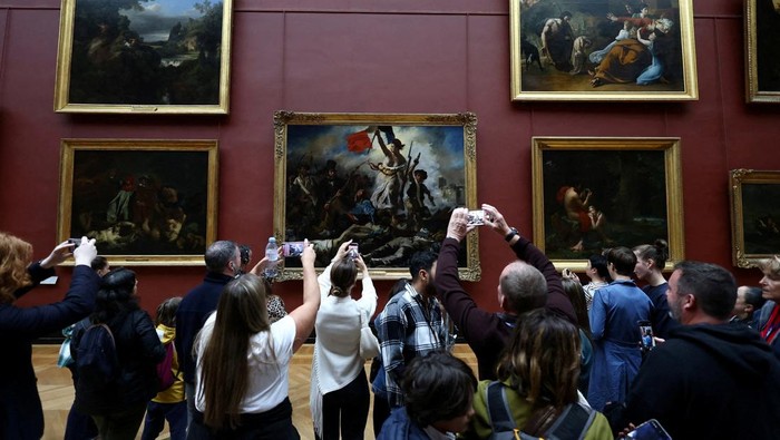 **Museum Louvre Setelah Perampokan: Naikkan Tarif Tiket untuk Turis Non-Eropa**