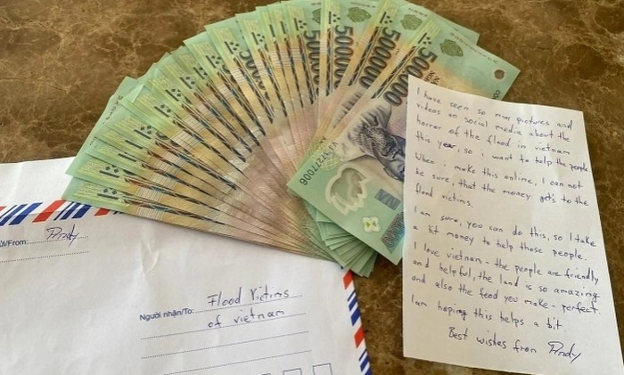 **Sedih Melihat Derita Warga Vietnam Kebanjiran, Turis Jerman Beri Donasi Rp 600 Juta di Ha Long**