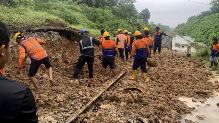 Jalur Kereta Api di Sumatera Tertimbun Longsor, Terendam Banjir - Update 1