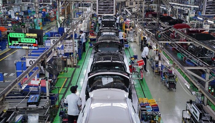 RI Kebanjiran Mobil Listrik Impor saat Industri Otomotif Berdarah-darah: Analisis Dampak Ekonomi dan Teknologi