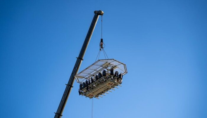 Sky Dining Mencekam: Kecelakaan Derek yang Membuat Sekeluarga Terjebak 2 Jam di Udara