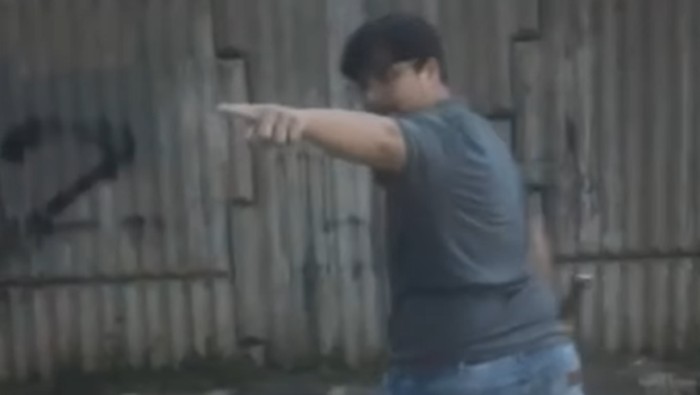 **Ditegur Potong Jalan, Pengemudi Suzuki Karimun di Pondok Indah Acungkan Pedang: Analisis Aksi Arogansi di Jalan Raya**