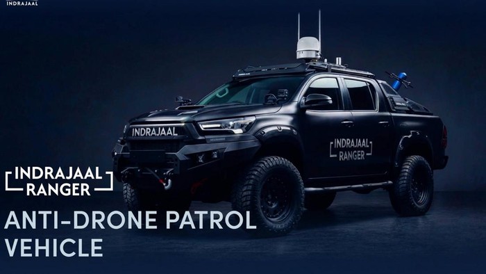 **Sangar! Toyota Hilux Ini Dimodifikasi Jadi Kendaraan Anti-Drone**